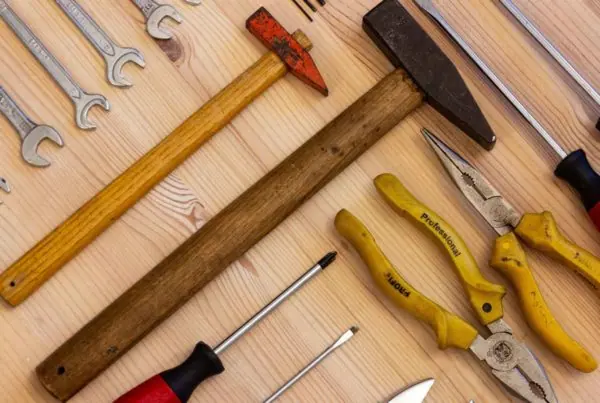 Bricolage, thématique éditoriale Oracom